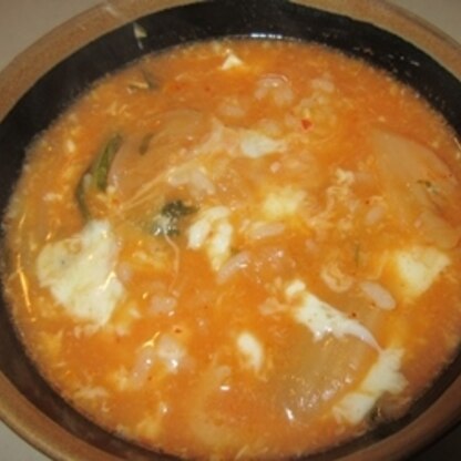昨日キムチ鍋をしたので、本日はご飯でおじやにして、とろけるチーズと玉子を入れたので、とても美味しくなりました。
ごちそうさまでした。